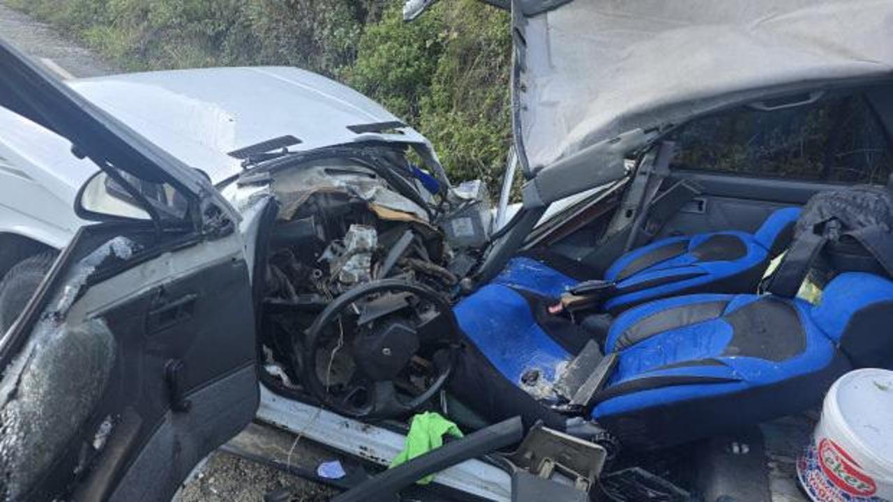 Otomobile kaya d&uuml;şt&uuml;! 5 kişi yaralandı