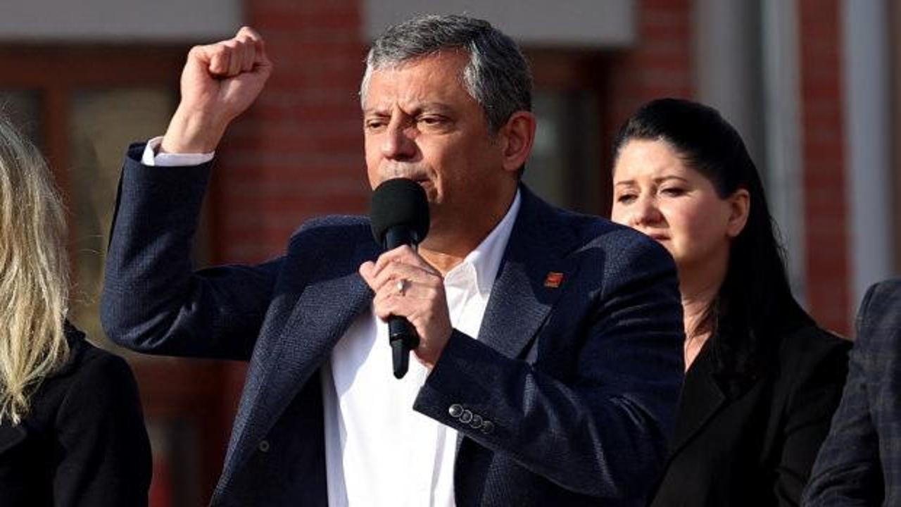 &Ouml;zg&uuml;r &Ouml;zel Yunanistan'ı &ouml;vd&uuml;, T&uuml;rkiye'yi eleştirdi! Kendi se&ccedil;meni bile tepki g&ouml;sterdi