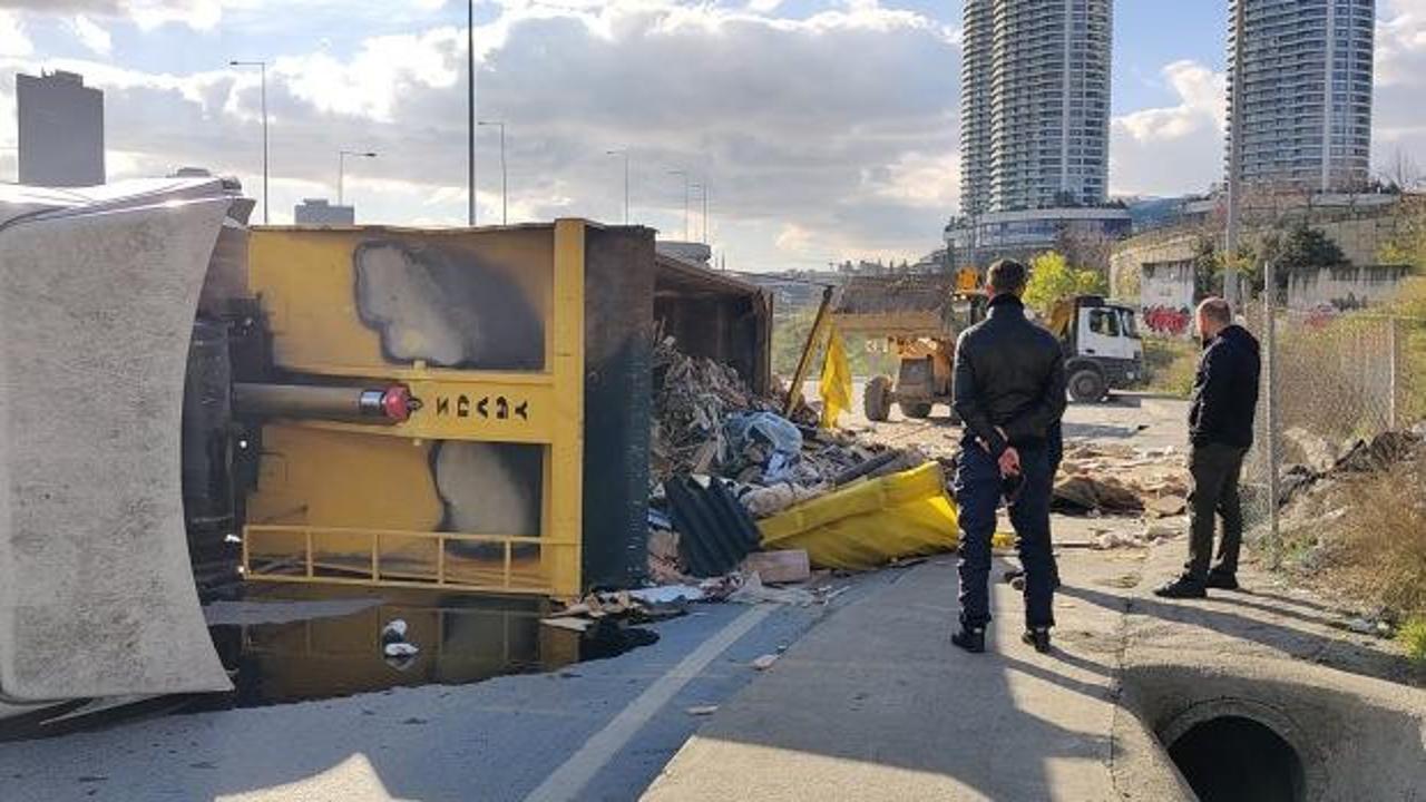 Ref&uuml;je &ccedil;arpan hafriyat kamyonu karşı şeride ge&ccedil;ip devrildi