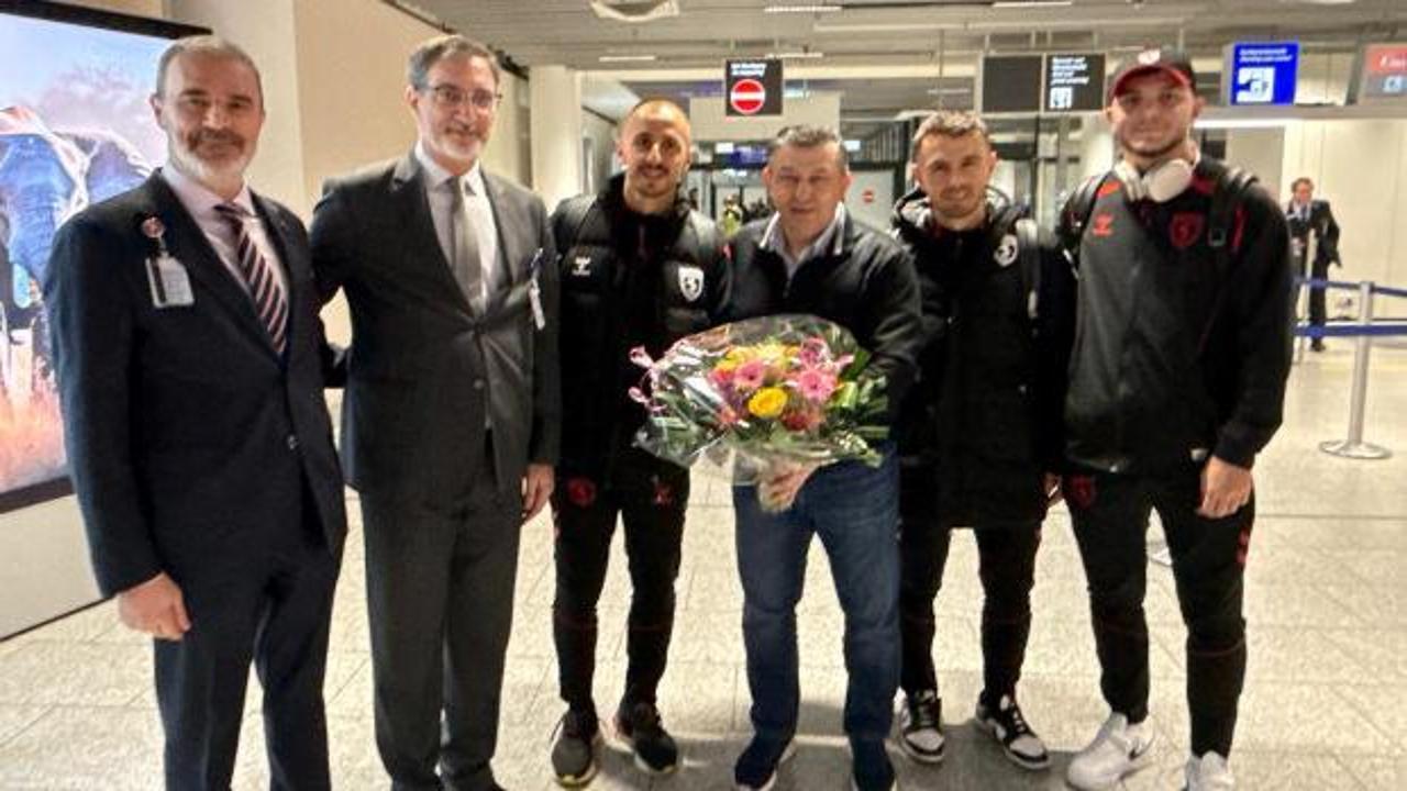 Samsunspor Almanya'da &ccedil;i&ccedil;eklerle karşılandı