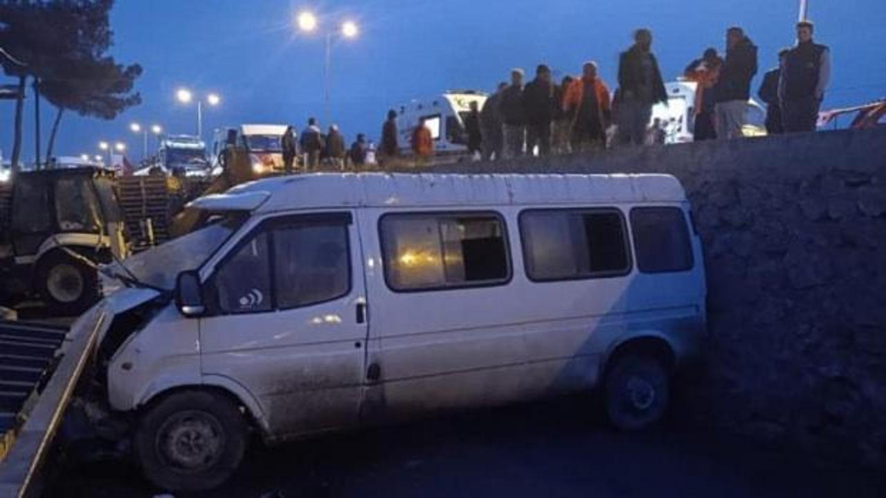Sinop'ta servis minib&uuml;s&uuml; ile otomobil &ccedil;arpıştı: 1 &ouml;l&uuml;, 10 yaralı