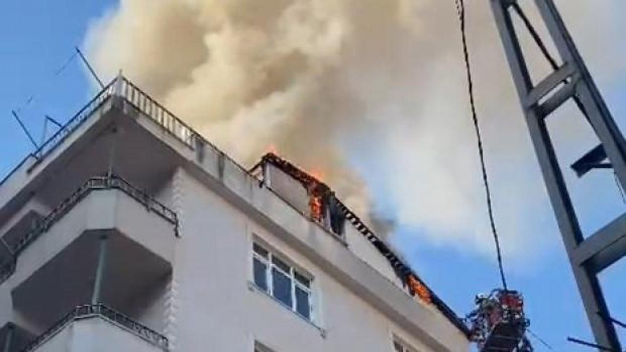  Tuzla'da 6 katlı binanın &ccedil;atısında &ccedil;ıkan yangın s&ouml;nd&uuml;r&uuml;ld&uuml;
