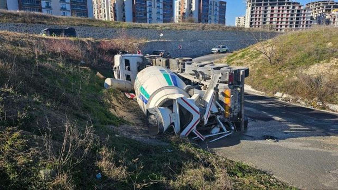 Virajı alamayan beton mikseri devrildi