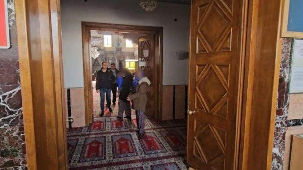 Zabıtayı g&ouml;ren dilenciler camiye ka&ccedil;ıp cemaatin arasına karıştı