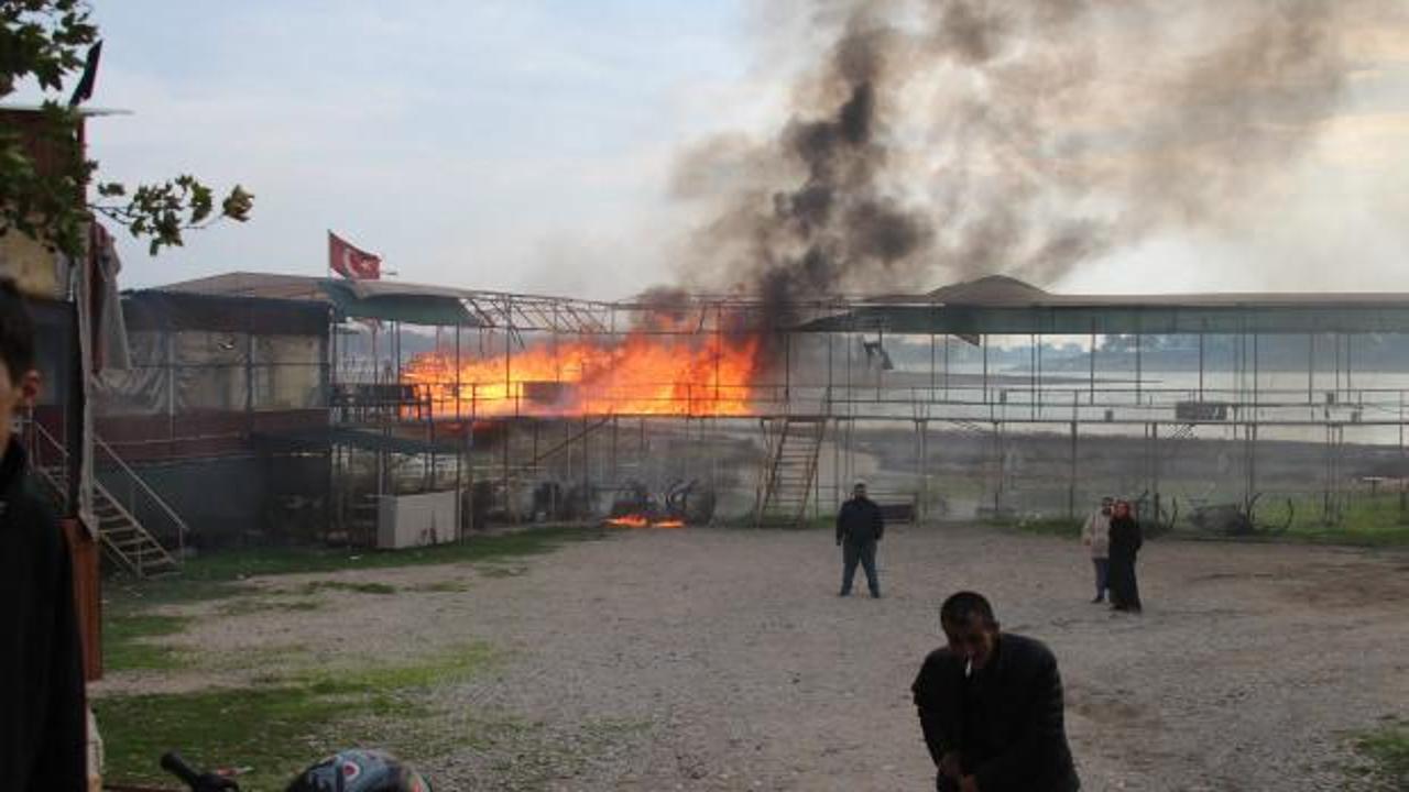 Adana'da yıkım savaş alanına d&ouml;nd&uuml;: D&uuml;kkanlar yakıldı, bir kişi kendine zarar verdi