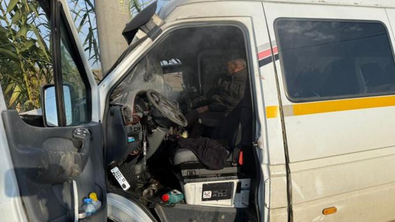 Antalya'da korkutan kaza: Yolcu minib&uuml;s&uuml; direğe &ccedil;arptı!