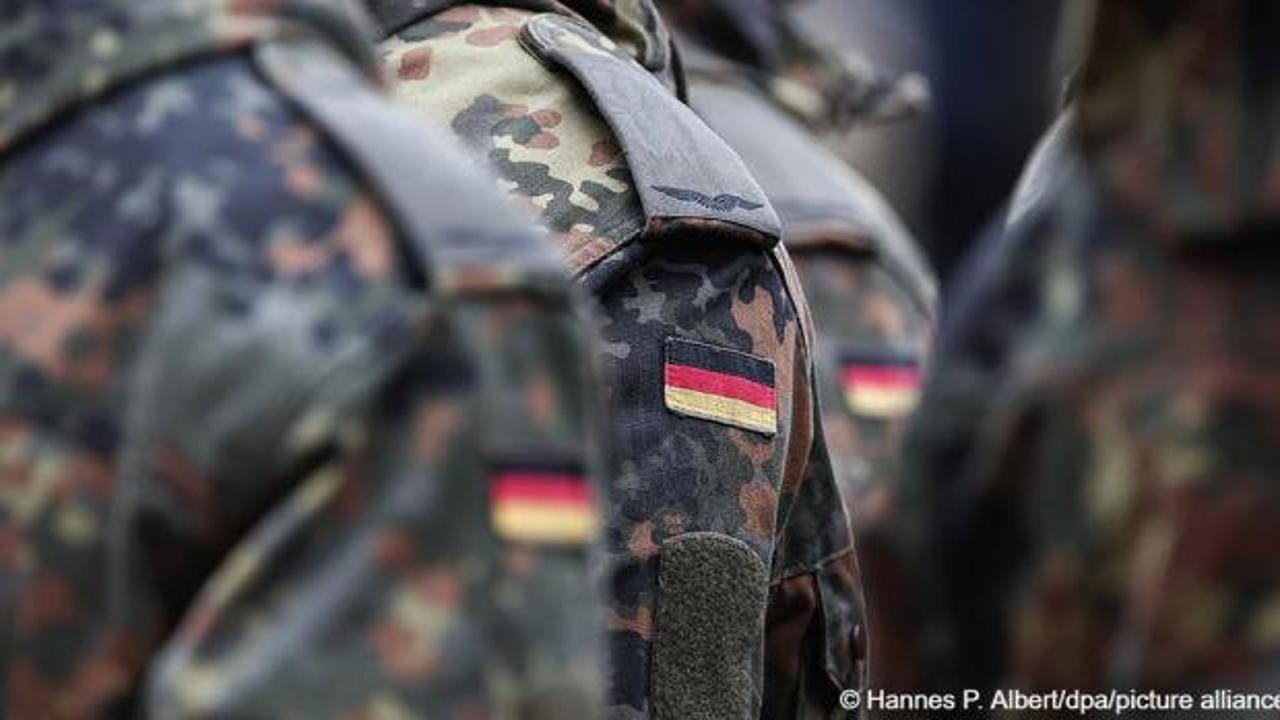 Askeri okulda Nazi propagandası! O Alman komutanın g&ouml;revine son verildi! 