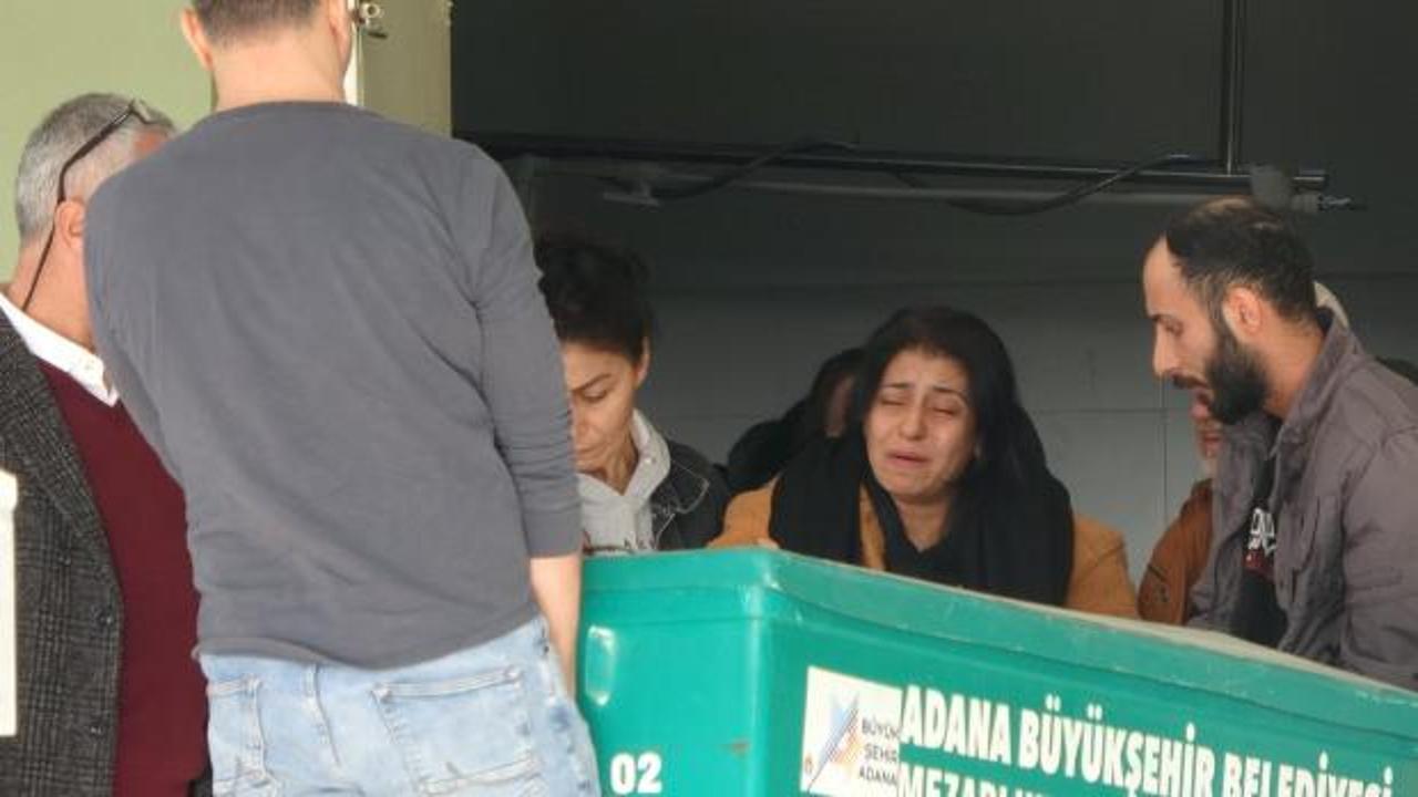 Babaları 2 kardeşi &ouml;ld&uuml;rm&uuml;şt&uuml;! Anneden cenazede y&uuml;rek yakan feryat: Nasıl dayanacağım!