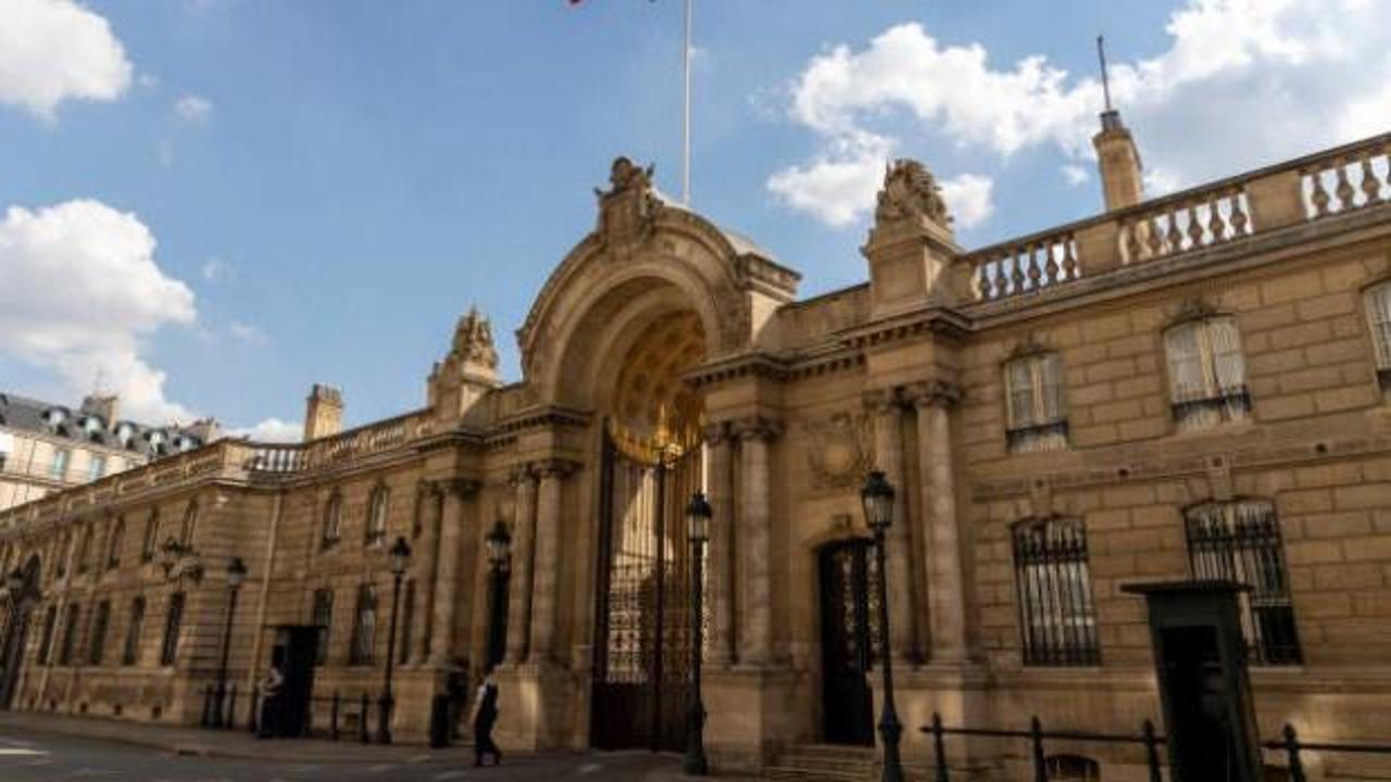 Fransa'da bir soygun daha! Elysee Sarayı&rsquo;ndan binlerce avroluk g&uuml;m&uuml;ş eşya &ccedil;alındı