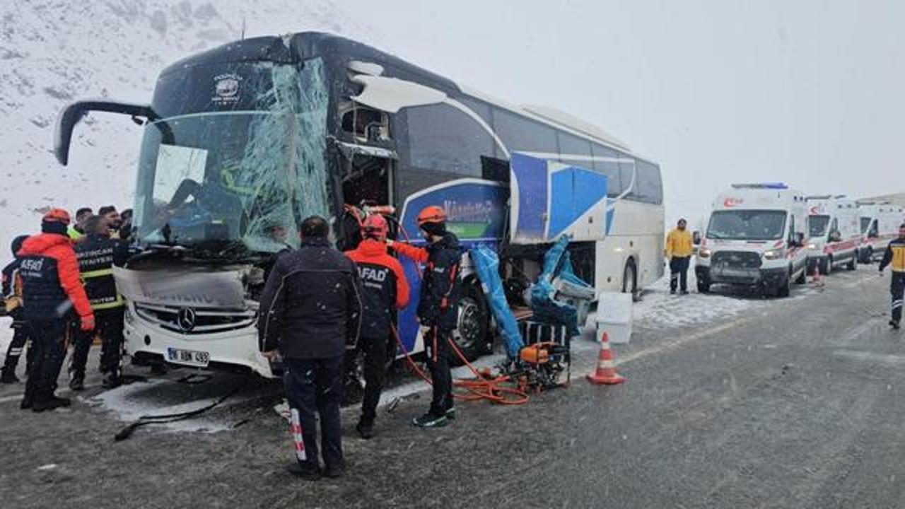Erzincan'da yolcu otob&uuml;s&uuml; tıra &ccedil;arptı: Yaralılar var