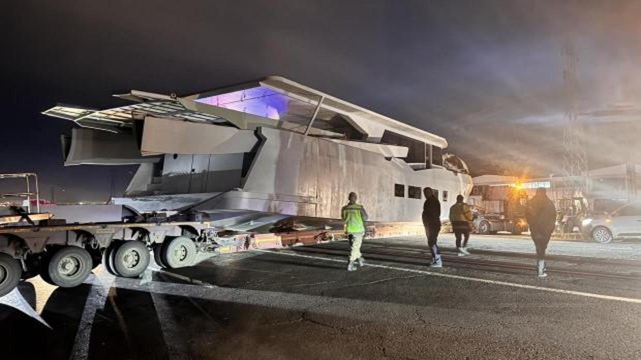 Erzurum-Artvin yolunda dorsesi yola oturan gemi y&uuml;kl&uuml; tır ulaşımı aksattı