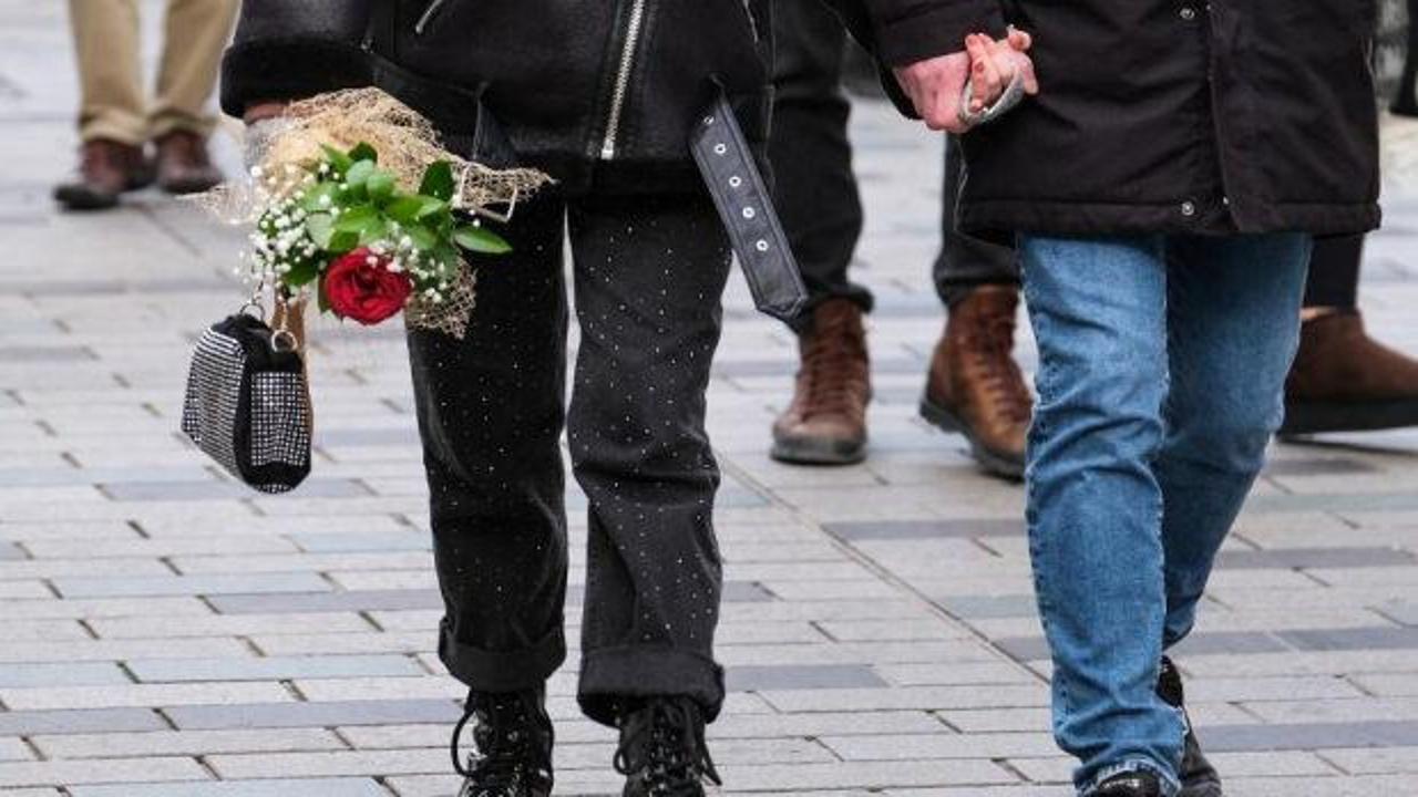 İsimsiz &ccedil;i&ccedil;ek g&ouml;nderen koca yandı: Yargıtay&rsquo;dan, eşini deneyen adama tazminat şoku