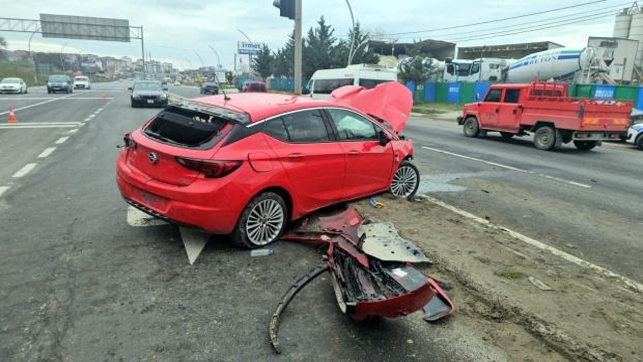 Karşı y&ouml;ne ge&ccedil;en otomobil, kırmızı ışıkta bekleyen ara&ccedil;lara &ccedil;arptı