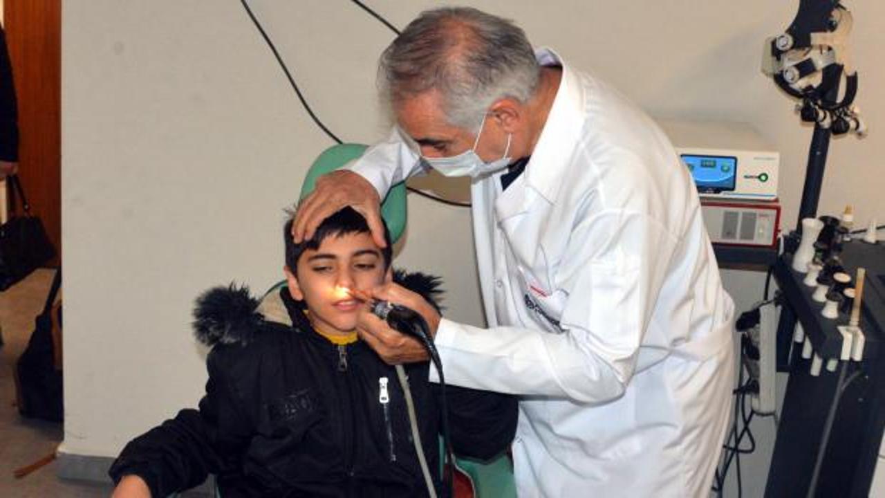 Kaşıntı şikayetiyle hastaneye giden Emirhan'ın burnundan &ccedil;ekirdek ve pipet par&ccedil;ası &ccedil;ıktı