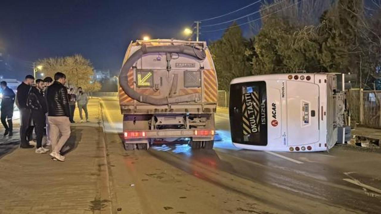 Niğde'de iş&ccedil;i servisi ile otomobilin &ccedil;arpıştığı kazada 13 kişi yaralandı