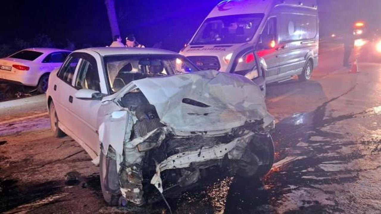 Sakarya'da iki otomobil &ccedil;arpıştı Yaralılar var