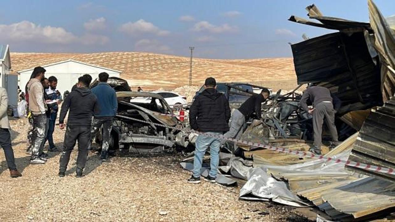  Şantiye alanında 1 konteyner ile 4 ara&ccedil; yandı