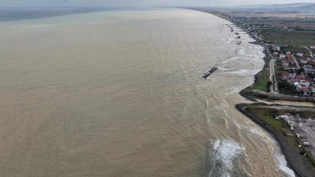 Yağış sonrası denizde şoke eden g&ouml;r&uuml;nt&uuml;! Kahverengiye d&ouml;nd&uuml;
