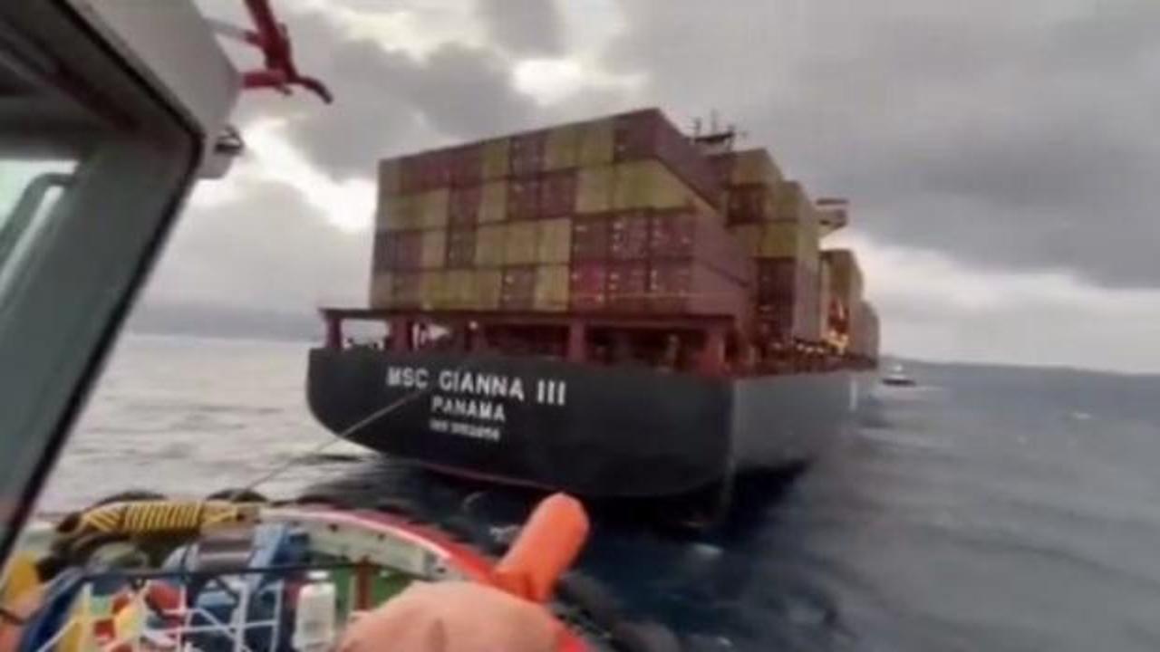 Çanakkale Boğazı'nda arızalanan dev gemi römorkörlerle kurtarıldı