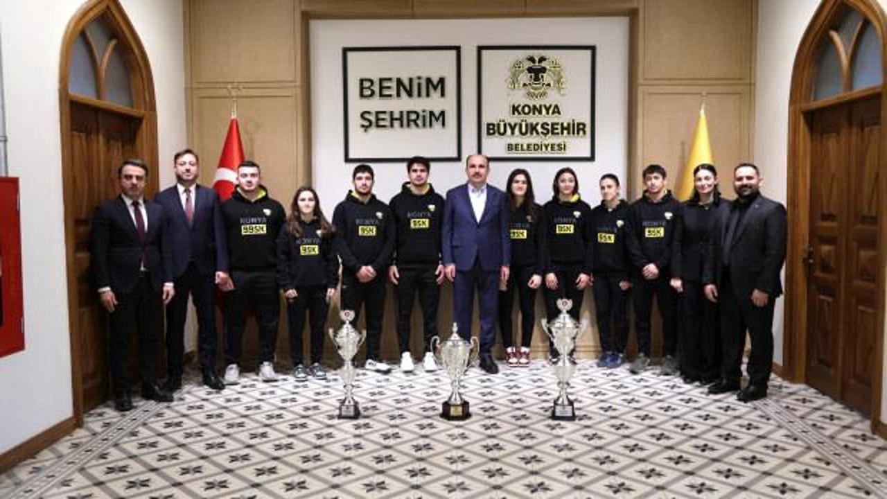 Konya'nın başarılı judocuları kazandıkları kupaları başkan Altay'a takdim etti