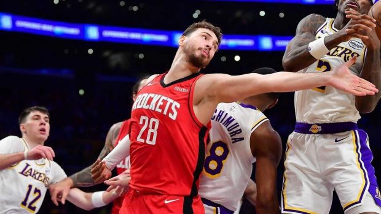 Alperen Şeng&uuml;n sağ ayak bileğinden sakatlandı