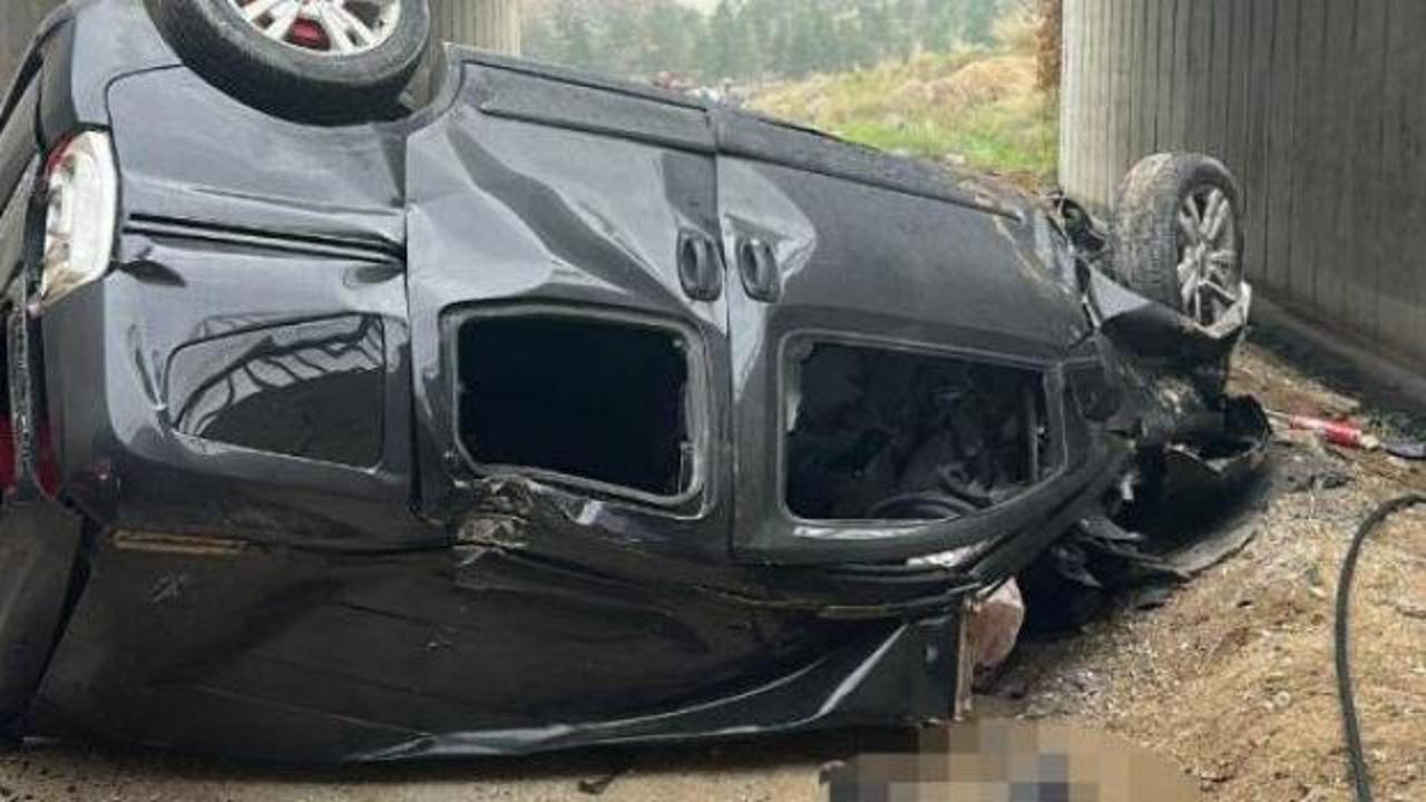 Feci kaza: Ara&ccedil; otoyol k&ouml;pr&uuml;s&uuml;nden d&uuml;şt&uuml;: 2 &ouml;l&uuml;, 3 yaralı