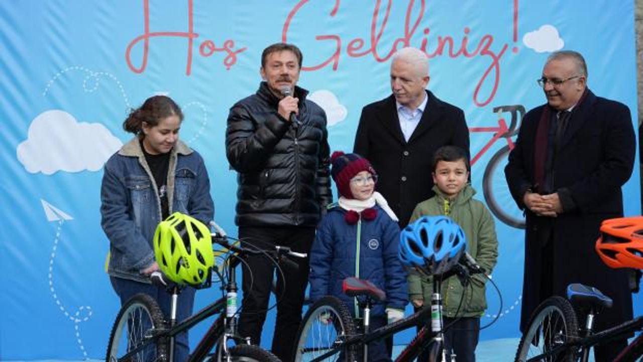Bah&ccedil;elievler&rsquo;de 100 &ccedil;ocuğa bisiklet hediye edildi 