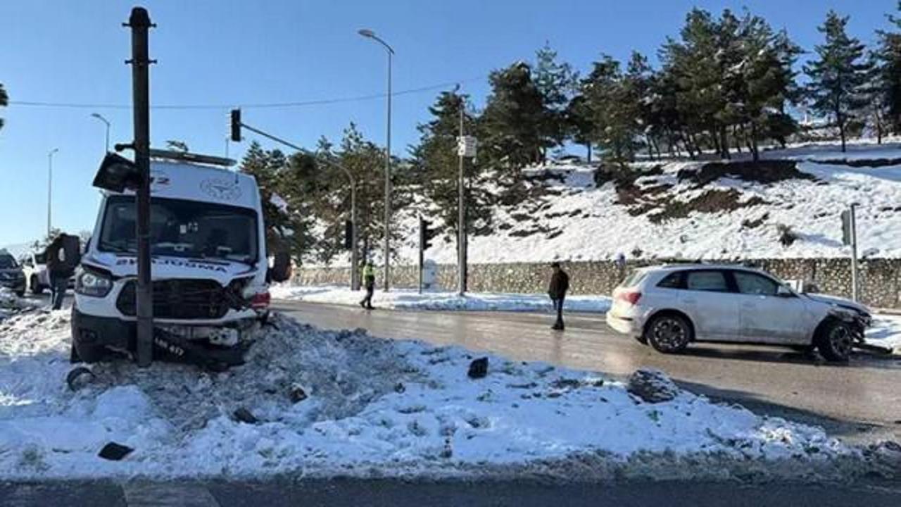Ciple çarpışan ambulanstaki 2 sağlık çalışanı yaralandı