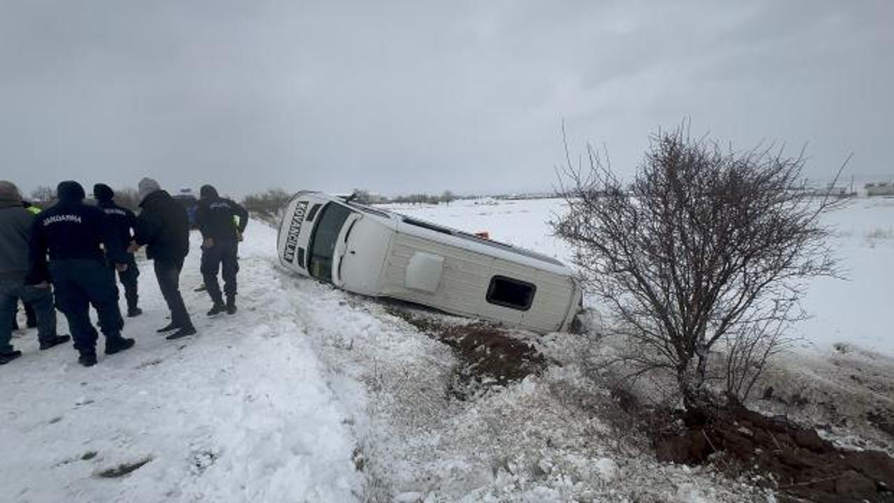Elazığ'da karlı yolda feci kaza! Yolcu minibüsü şarampole uçtu: 9 yaralı