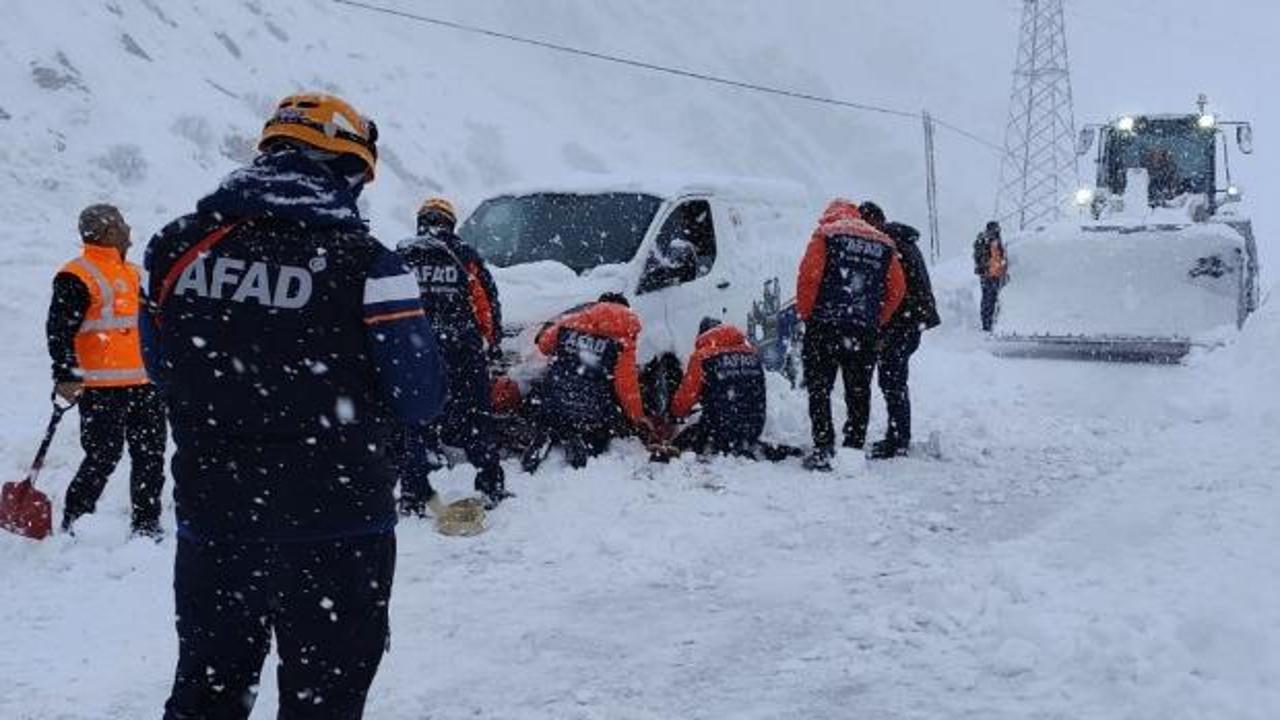 Hakkari'de &ccedil;ığ altında kalanlar kurtarıldı
