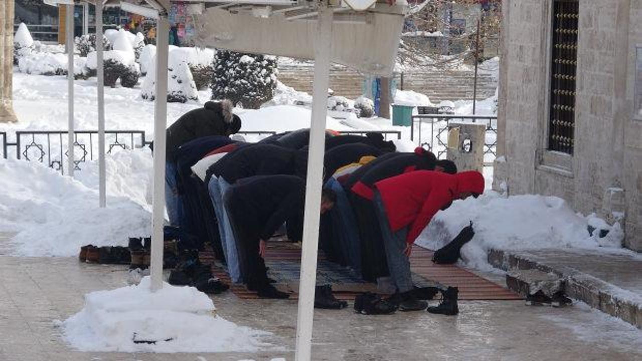 &ldquo;Hava isterse -30 derece olsun&rdquo; dediler cuma namazını dışarıda kıldılar