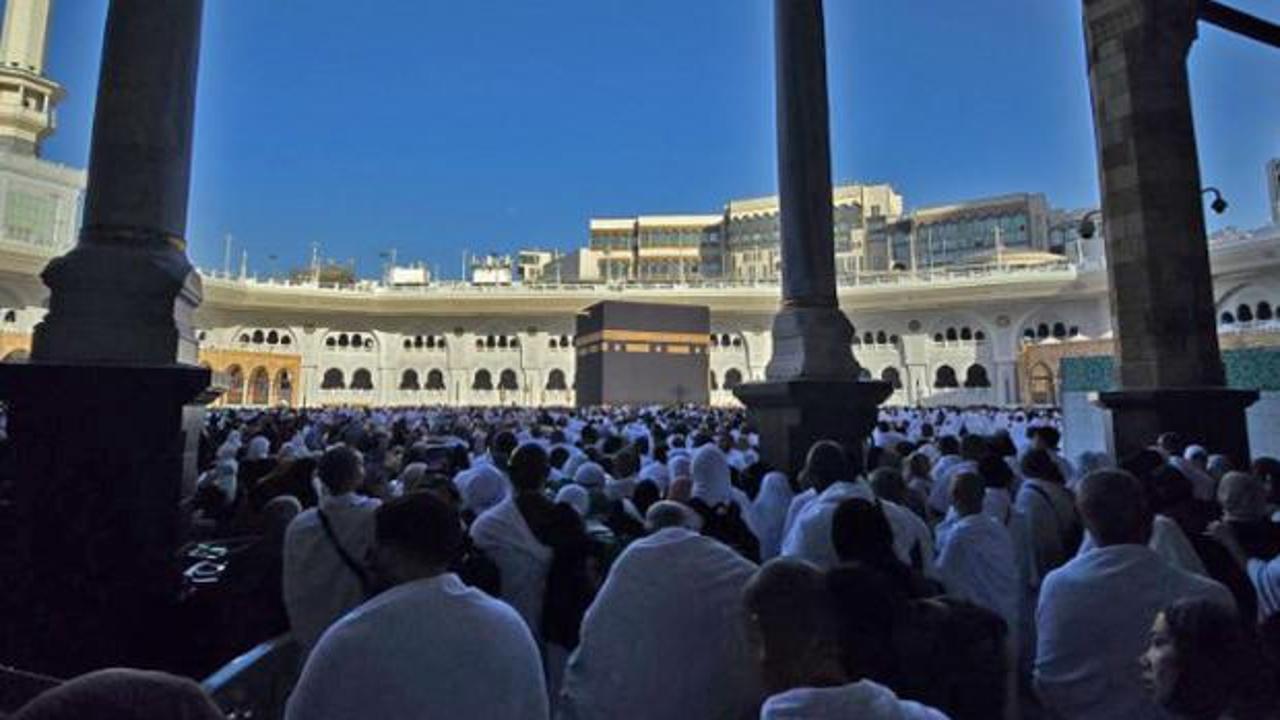 Kabe'de tarihi rekor! Yeni yılın ilk saatlerinde insan seli yaşandı
