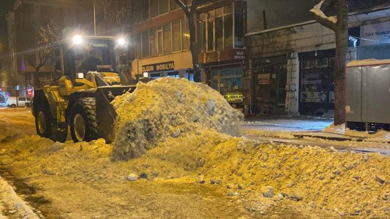 Kars&rsquo;ta 500 kamyon kar şehir dışına taşındı