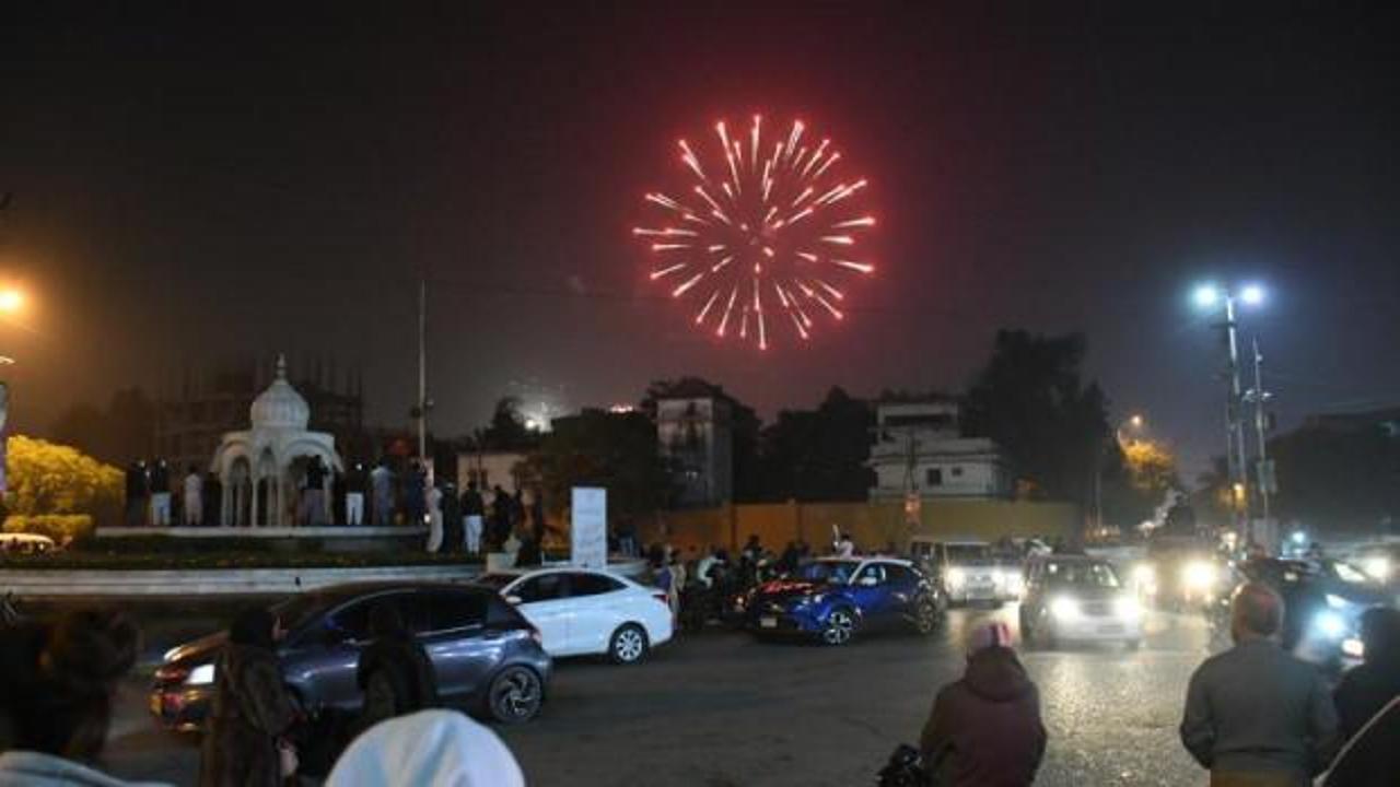 Pakistan'da yeni yıl kutlamaları kana bulandı... Havaya açılan ateş 25 kişiyi yaraladı