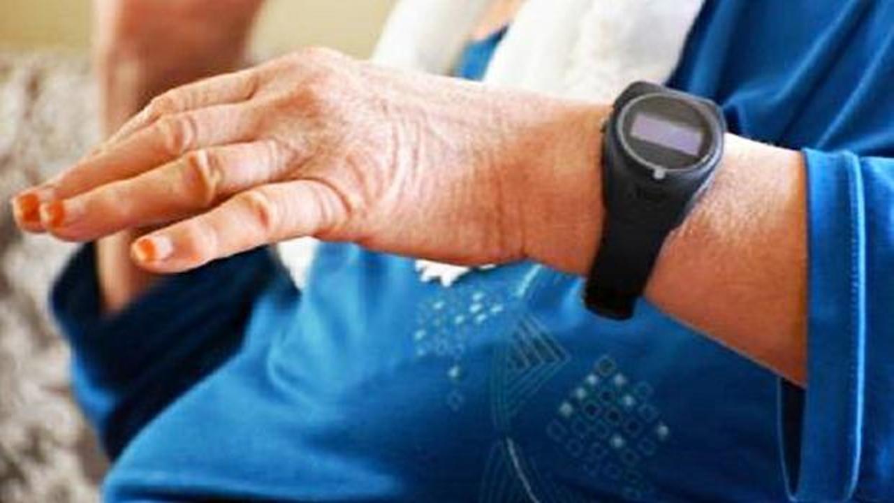 Yaşlıları akıllı bileklikle koruma d&ouml;nemi! 7/24 takip bir şehirde başladı