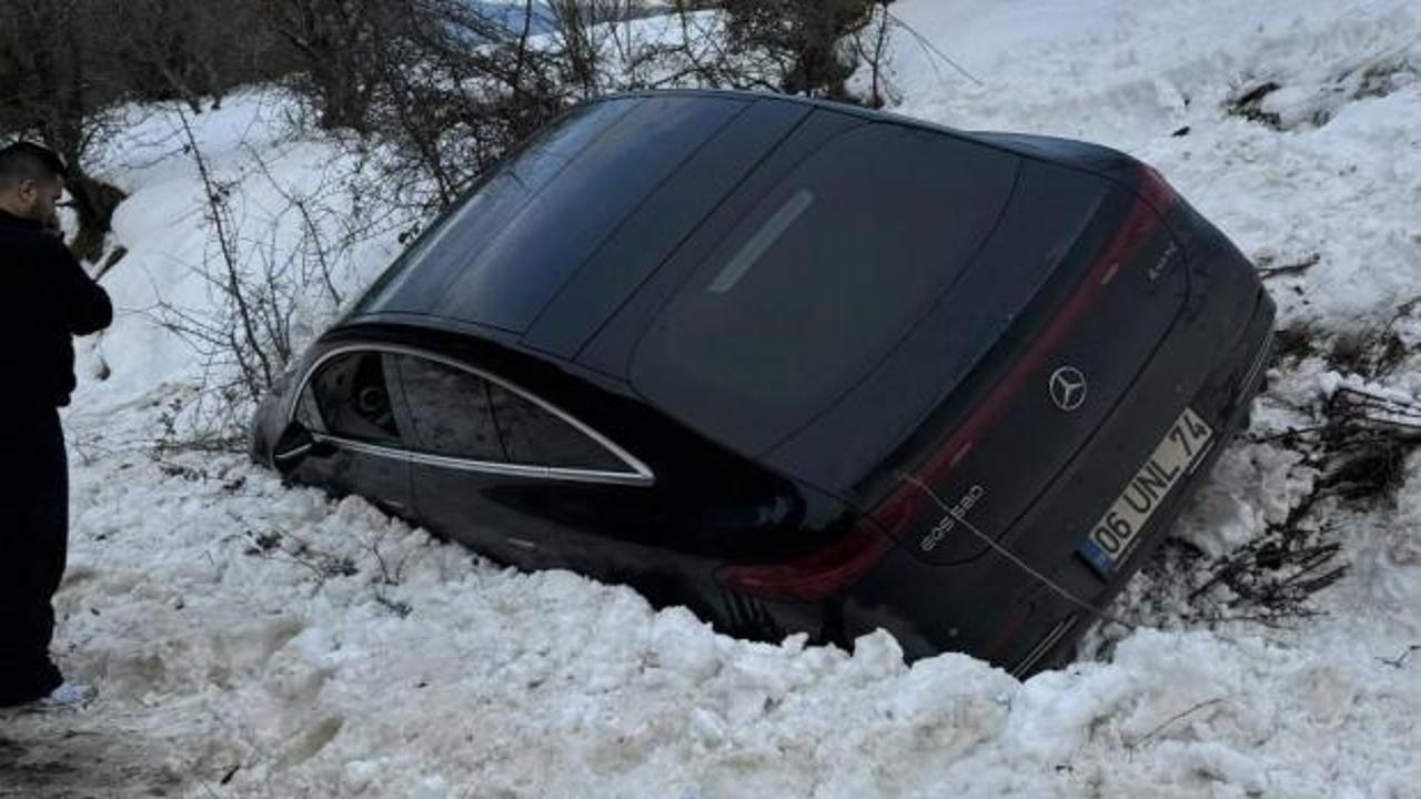 Yoldan &ccedil;ıkan l&uuml;ks ara&ccedil; kara saplandı