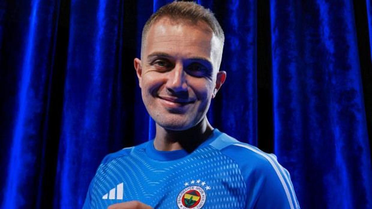 10 yıl sonra Fenerbah&ccedil;e'ye geri d&ouml;nd&uuml;! Transfer resmen a&ccedil;ıklandı