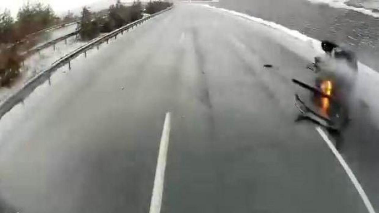 Aşırı hız ve gizli buzlanma faciayı getirdi: Duvara çarpan araç alev topuna döndü