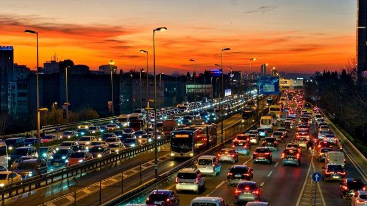 İstanbul'da akşam saatlerinde trafik felç oldu