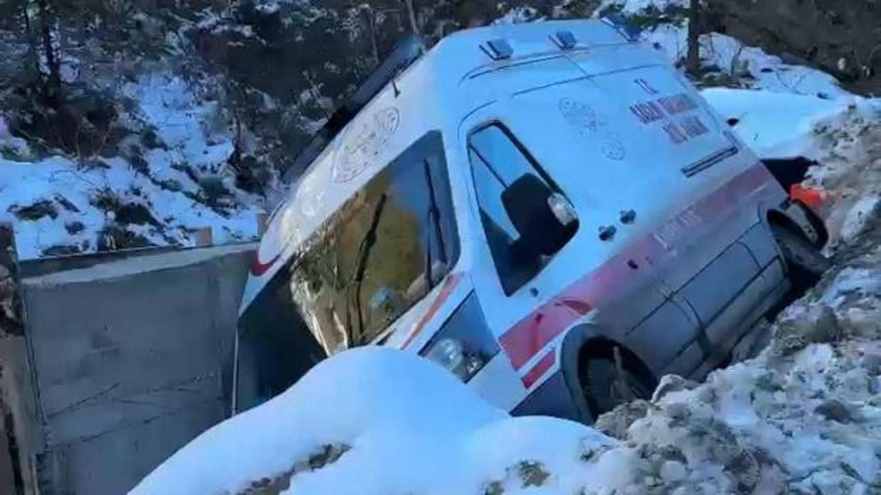 Adana’da buzlanma nedeniyle kayan ambulans şarampole düştü