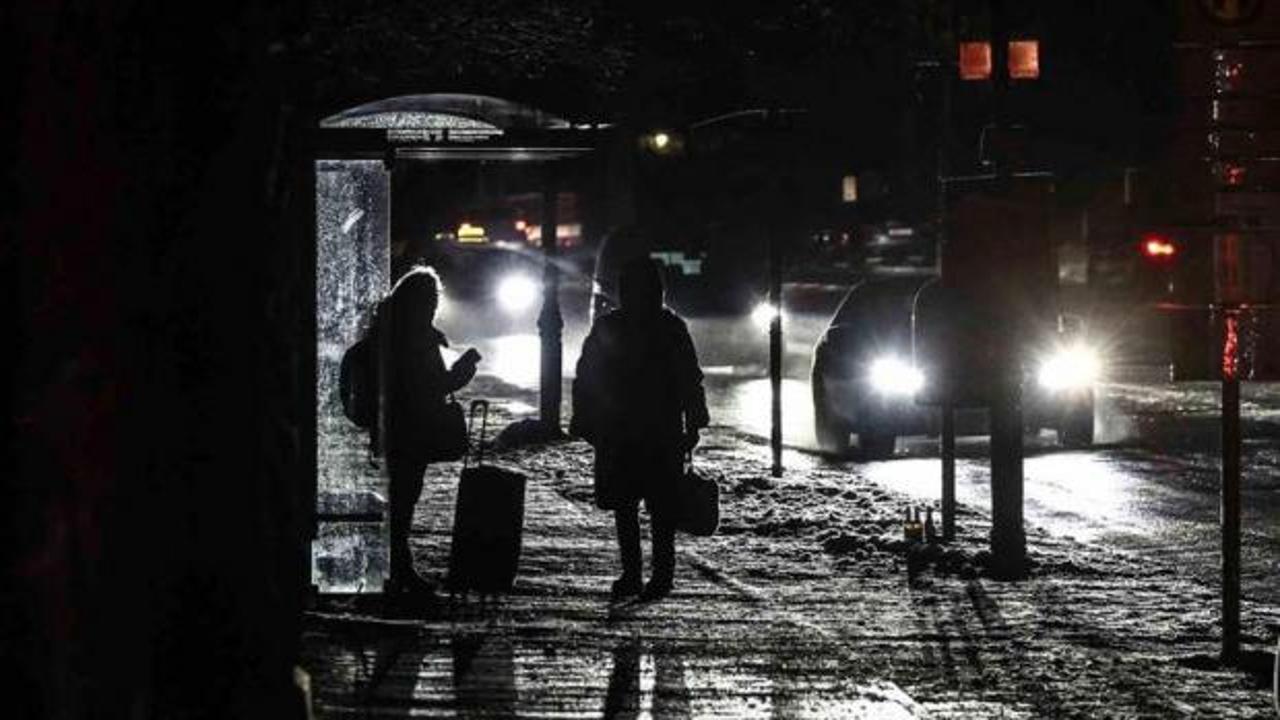 Almanya karanlığa g&ouml;m&uuml;ld&uuml;: On binlerce haneye elektrik verilmiyor!