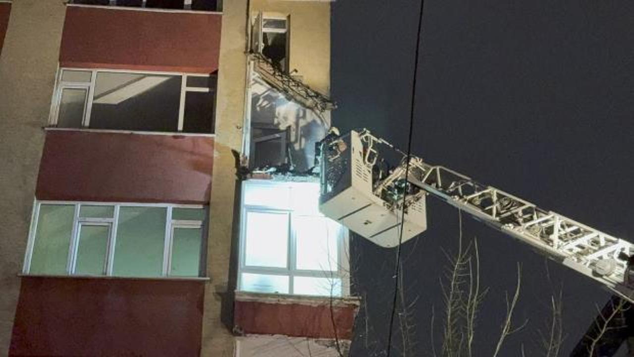 Bah&ccedil;elievler'de korkutan anlar: 6 katlı binanın 2 balkonu &ccedil;&ouml;kt&uuml;!