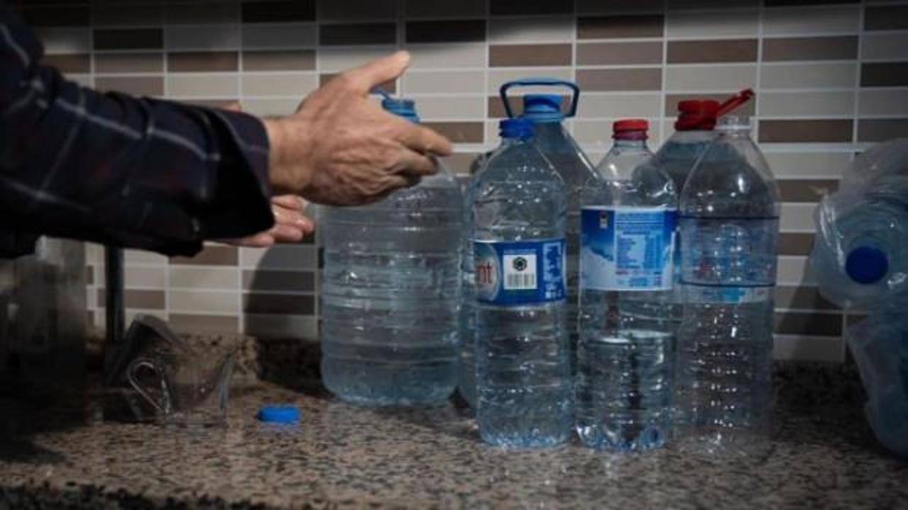 Başkentteki kesintiler nedeniyle vatandaşlar &ccedil;eşmelerden su dolduruyor