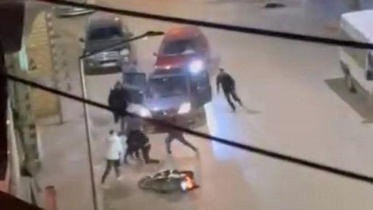 Bursa&rsquo;da sokak ortasında kardeş kavgası: Ağabeyini bı&ccedil;aklayıp ka&ccedil;tı