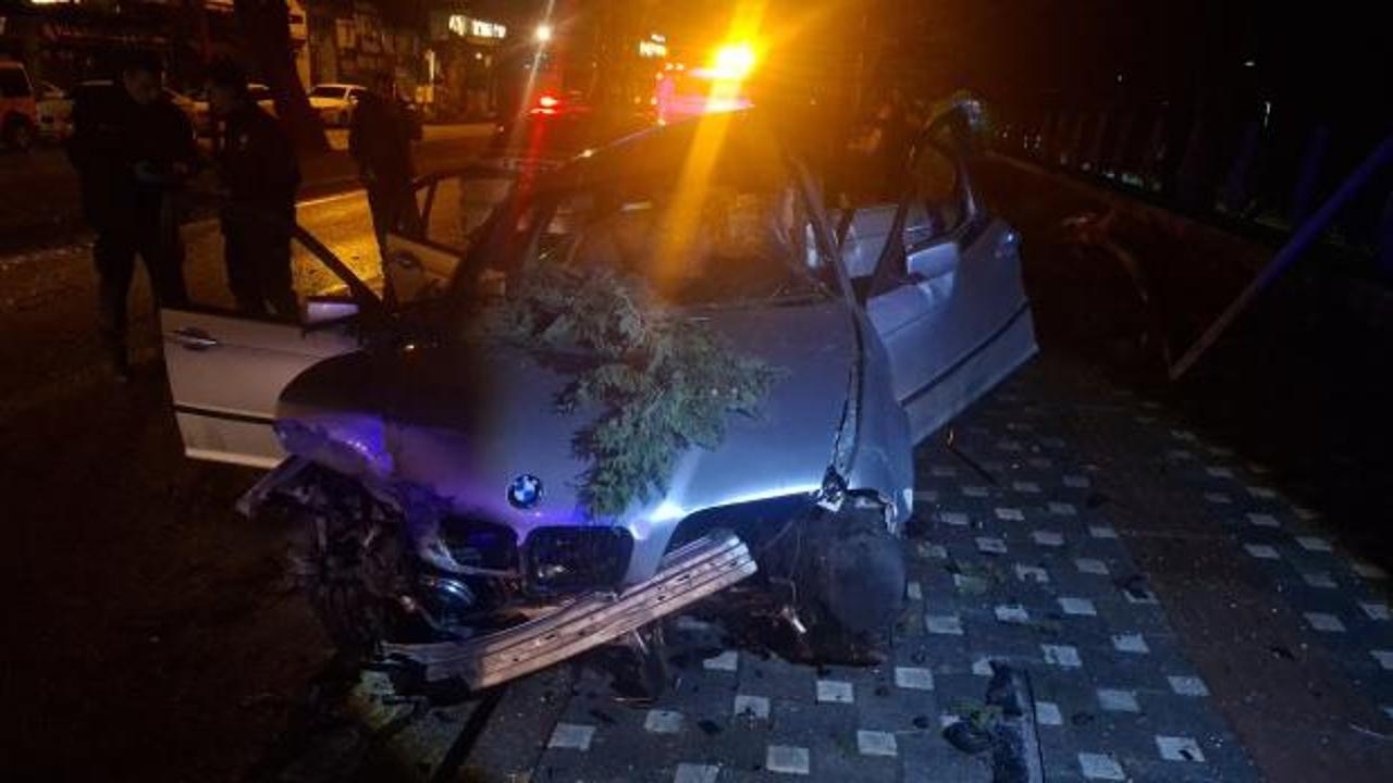 Bursa'da kontrolden çıkan otomobil ağaca çarptı: Yaralılar var