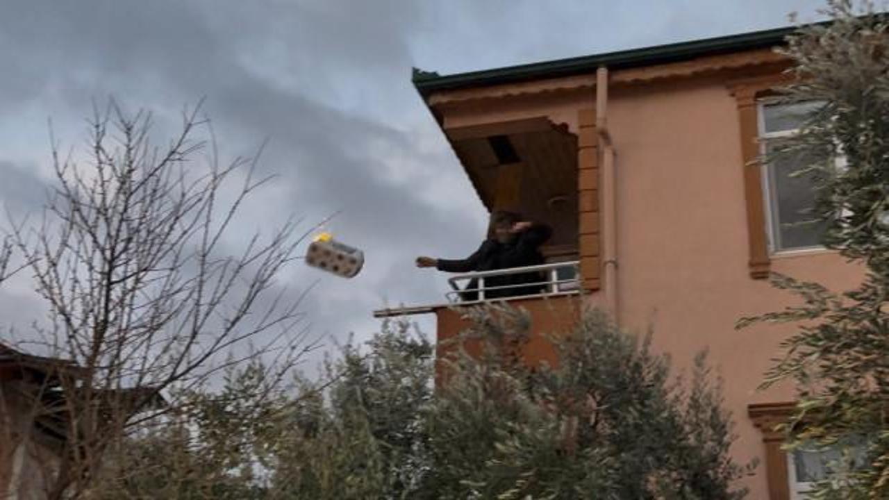 Bursa&rsquo;da panik anları: Yanan eşyaları balkondan fırlattı