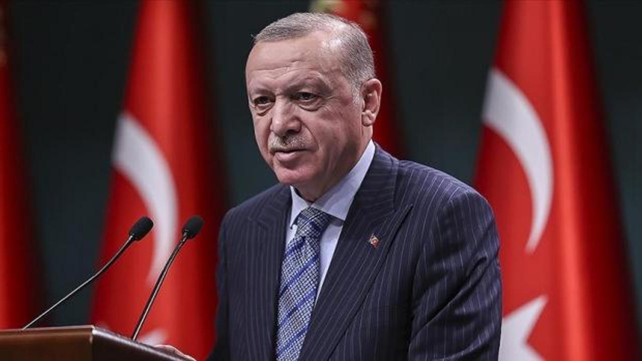 Erdoğan, kendisini bekleyen gazetecilerin 'Çalışan Gazeteciler Günü'nü kutladı!