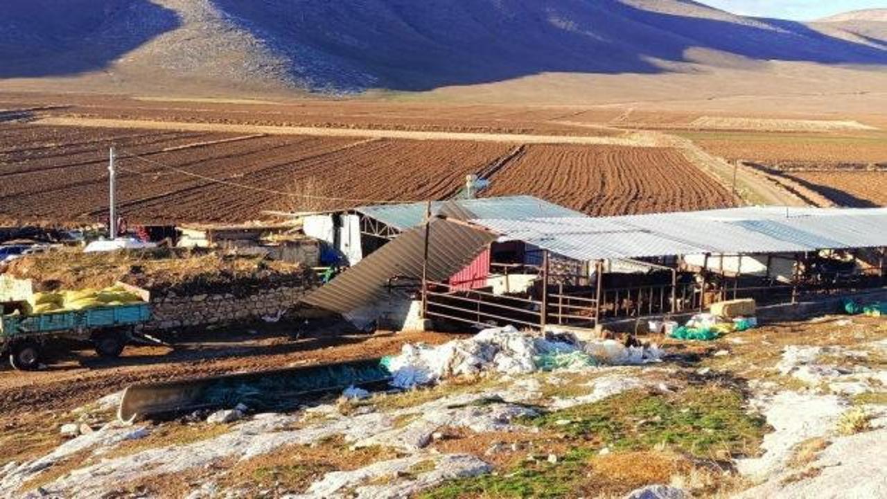 Fırtınada üzerine çatı düşen çiftçi öldü