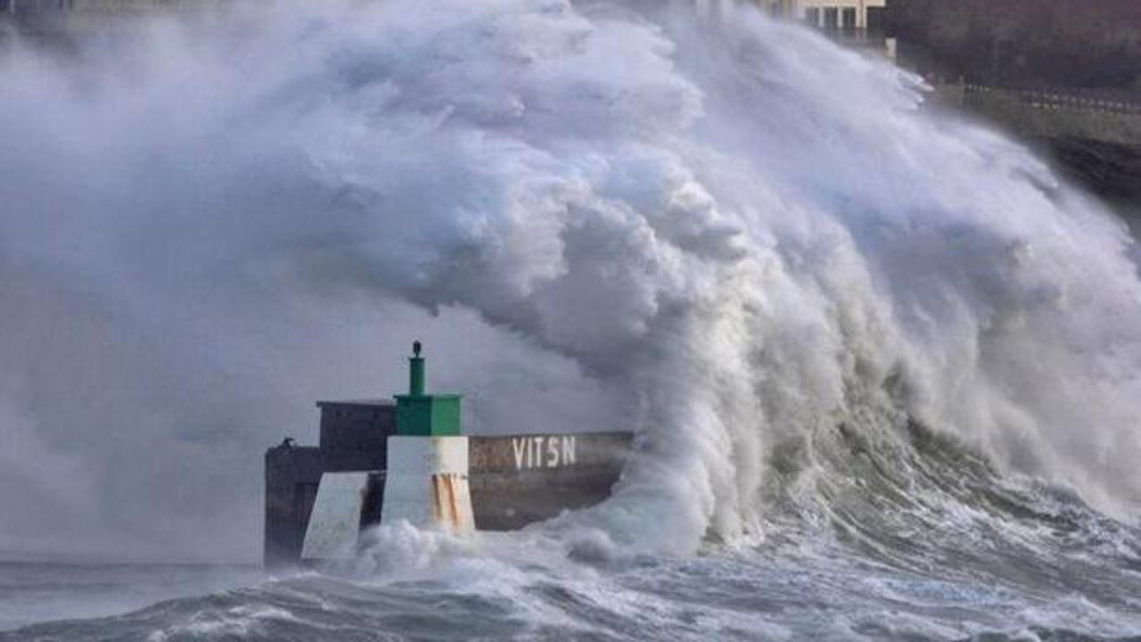 Fransa'da 'alarm': 380 bin hane elektriksiz kaldı