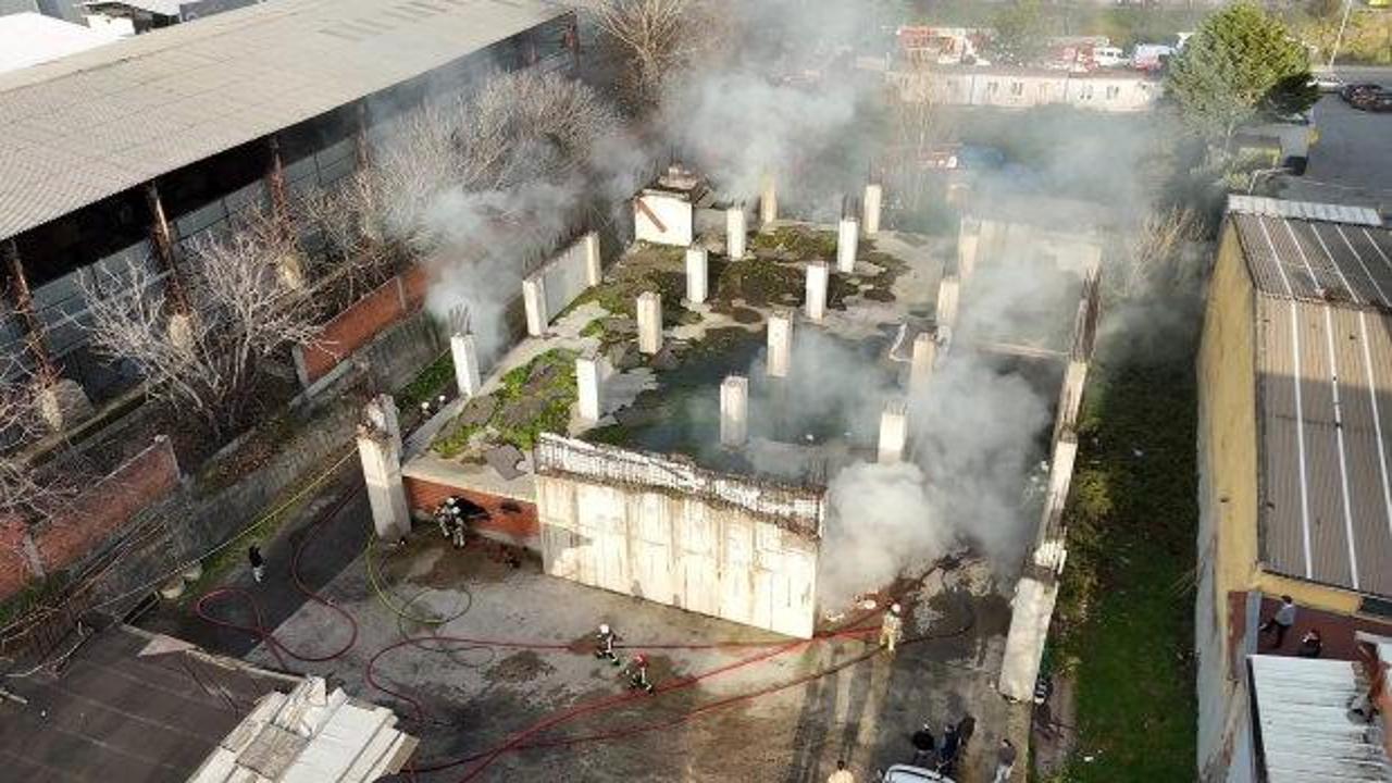 Gaziosmanpaşa'da avize deposunda çıkan yangın söndürüldü